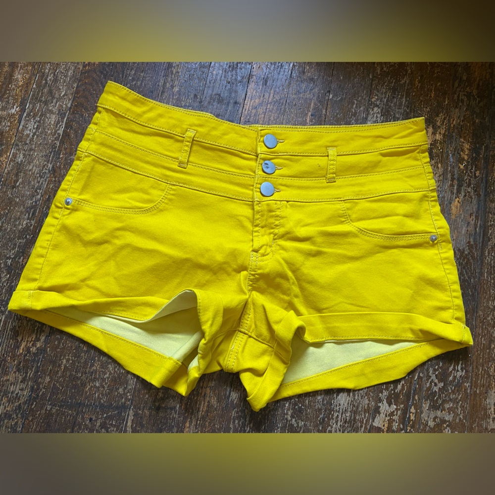 No Boundaries Mid-rise 3 Button Mustard Yellow Stretchy Shorts Juniors size 17